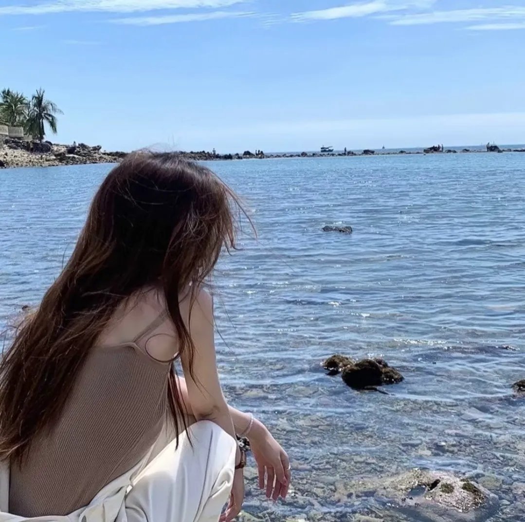 使用下方 20 个影片名，按顺序一一对应，不要改动片名文字，只根据片名和括号内类型提示来虚构全新的故事内容： 战争之王 梦露死亡之日 拜金妙搭档 天使报喜 玛拉帕瓜之墙 青青河边草 民权领袖 疯狂迈尔士 小大老传 苦涩的甜蜜 绍尔和绍尔绍尔 母性之光 地下地上之大陆小岛 谢皮科 带离荒野 爱的囚徒 胖子阿伯特 罗纳德是坏孩子 马戏帐篷 一个平凡的男子